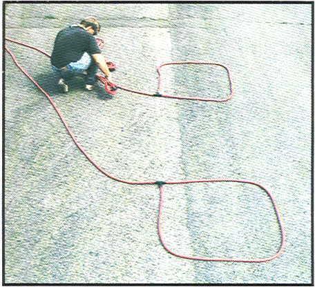 que passam Muito frequente desde há algumas décadas o laço (loop) de indução enterrado no pavimento, instalação possível