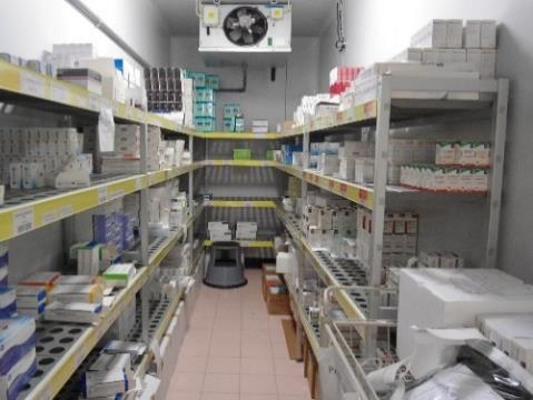 Neste armazém, em armário fechado e separado dos outros medicamentos, estão armazenados os citotóxicos.