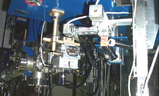 diâmetro de abertura. A µ-xrf também inclue um detector de Si(Li) com uma janela de berílio com 8 mm, um microscópio ótico e estágios de posicionamento de amostras com liberdades X,Y,Z, qz Fig.