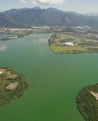 2 Processo de eutrofização na Lagoa de Jacarepaguá ocasionada pelo crescimento de algas microscópicas.