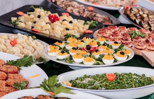 GRUPOS MENUS: BUFFET BUFFET Nº 3 COCKTAIL DE BOAS VINDAS Aperitivos, Espirituosos, Cervejas, Sumos e Bebidas Diversas Canapés Diversos, Croquetes de Bacalhau, Rissóis Carne e de Mariscos FRIOS