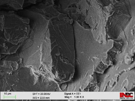 Na amostra ensaiada ao ar houve uma deformação substancial, caracterizada pela presença de micro cavidades (dimples) ao longo de toda a região de crescimento