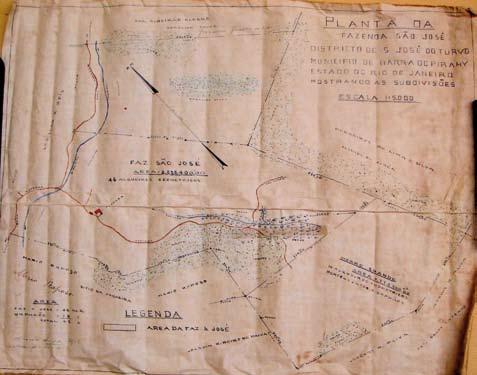 configuração daquela época com a atual. O desenho mostra a murada fechando o pátio central ao ar livre.