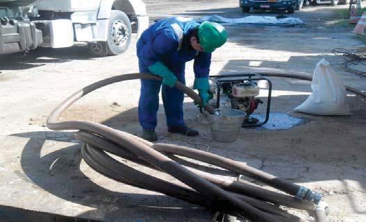 Observa-se flexão de tronco ao realizar tarefa técnica, sobrecarregando estruturas mioarticulares dos discos vertebrais podendo causar dor local e irradiada.