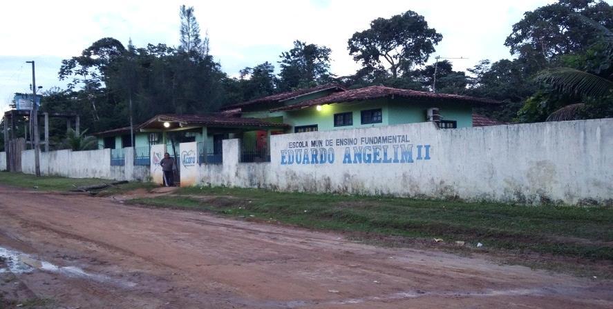 Figura 2 Escola Municipal de Ensino Fundamental Angelim II Segundo os relatos de alunos e da moradora e Professora Nely Cidade de Souza, formada em pedagogia e em ciência da religião, relataram que o