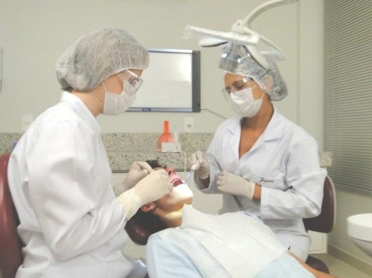 CONHECIMENTOS ESPECÍFICOS Auxiliar de Saúde Bucal CONHECIMENTOS BÁSICOS DA FUNÇÃO DE AUXILIAR DE CIRURGIÃO DENTISTA; Embora o dentista seja o principal profissional de um consultório odontológico é