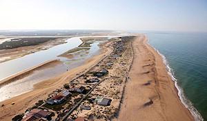 Superficiais A área correspondente à RH8 faz parte do limite sudoeste da Península Ibérica, no Sul de Portugal, onde os traços gerais do relevo apresentam grande variedade.