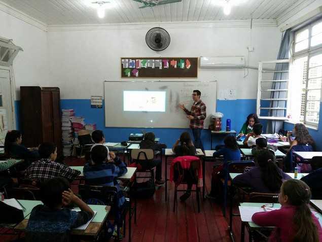 Por fim, os alunos fizeram uma visita ao laboratório, onde puderam ver um modelo anatômico de um esqueleto e visualizar células no