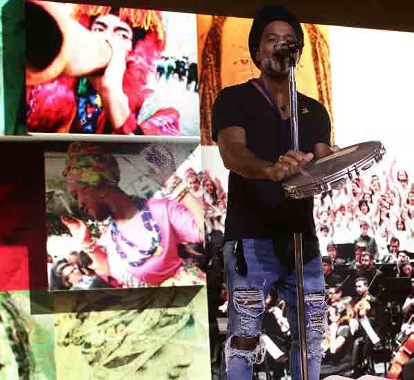 Os artistas Carlinhos Brown e Jorge Drexler numa atuação no evento Somos Ibero- América, que no dia 4 de julho de 2017 reuniu em Madrid diversas personalidades para comemorar o 25º aniversário das