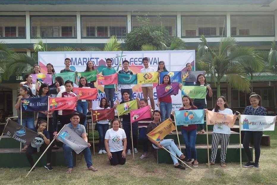 Jovens líderes maristas a serviço: tecendo a vida, vivendo a vida Filipinas: Festival Marista da Juventude 2018 Somos chamados a desempenhar o papel de LÍDERES NA MISSÃO DE DEUS em nosso mundo de