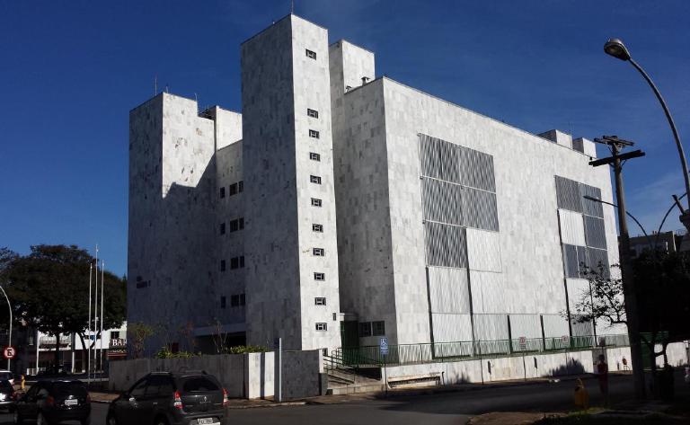 EDIFÍCIO NAZIR I MULTICENTER CORPORATE Edifício em concreto armado, revestido em mármore branco, brises em alumínio e esquadrias metálicas, dividido em duas ala sul subdividida em torres "A" e "B" e