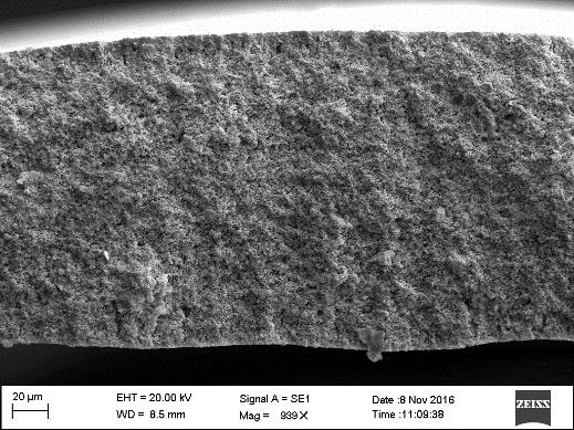 retirado do forno foi moído manualmente e peneirado para garantir a dispersão das partículas. A alumina obtida com este peneiramento foi reutilizada para formação da Fibra B.