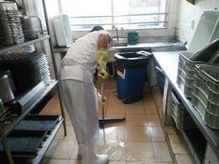 grande exigência de posturas inadequadas, para higienização e limpeza de todas as áreas das cozinhas.