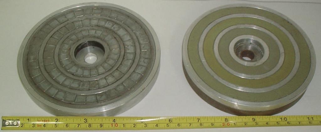 4.1 Projeto de rotores magnéticos para os mancais supercondutores 33 Alumínio Nd-Fe-B Aço SAE1020 Figura 4.1: Foto dos rotores magnéticos para as topologias CF e AMA de mancais supercondutores.