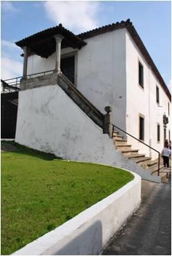 erguida, no centro da cidade velha de Santos, a Casa do Trem Bélico