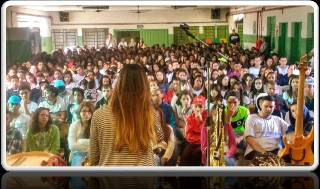 Ao som de Ana Laura na bateria, Vitória Vargas nos teclados, Júlia na percussão, Michele no saxofone, Emilly no back vocal, Lorrayne e Bianca no contrabaixo, Larissa na guitarra e Vitória