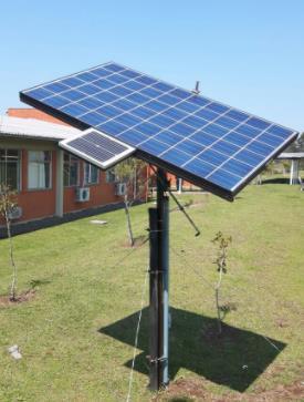 Rastreador Solar O sistema do seguidor solar também instalado junto ao campus Farroupilha do IFRS é constituído de apenas um módulo, porém a lógica de funcionamento e as características de construção