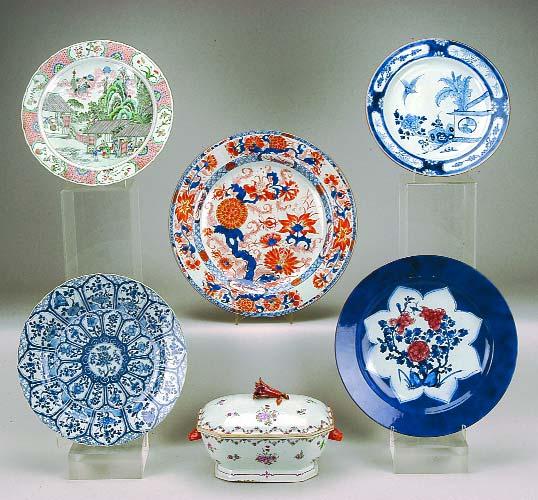 900 902 901 903 905 900 PRATO DE GRANDES DIMENSÕES EM PORCELANA DA CHINA, decoração policromada paisagem oriental, reinado Qianlong, séc. XVIII, restauro, ligeiras esbeiçadelas Dim.