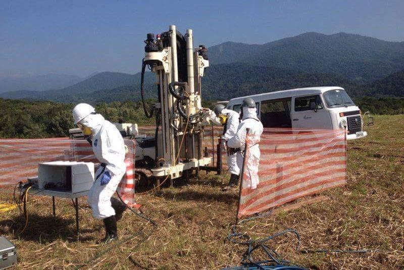 Investigações geo-ambientais (Cubatão / SP) 3.2. INVESTIGAÇÃO GEO-AMBIENTAL Os serviços de investigações geo-ambientais objetivam a verificação da eventual presença de contaminantes em solo e rocha.