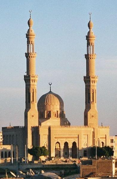 55 Ao contrário do que já foi afirmado em vários livros sobre arquitetura islâmica, a origem da torre