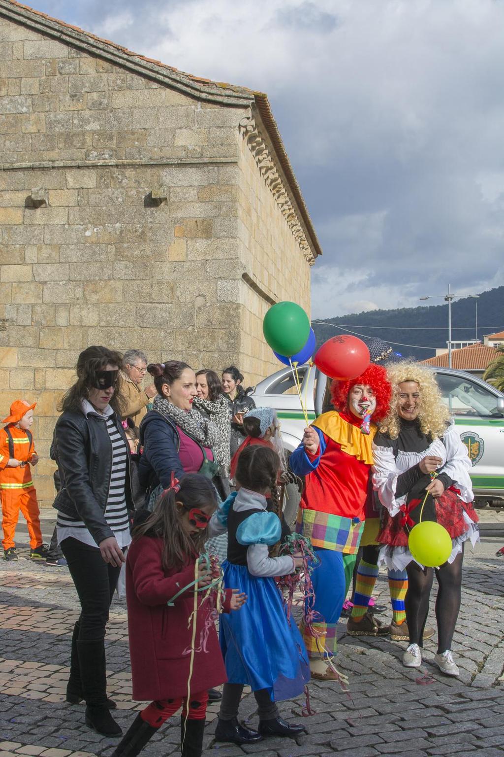 Dia 1 Desfile de Carnaval em Armamar - Ensino Pré-escolar, 1º Ciclo, Jardim Infantil e Lar da Fundação Gaspar e Manuel Cardoso e a Associação Social Desportiva e Recreativa de