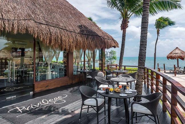 Playa Privilege: área da praia exclusiva com camas balinesas e serviço de bebidas e snacks.