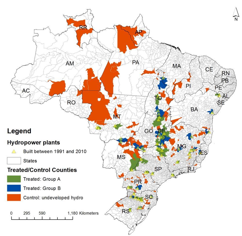 Municípios com hidrelétricas foram comparados com municípios que tem potencial hidrelétrico não explorado 1. Orçamento Público Anual: 1991-2010 2.