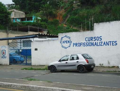 também ao ensino fundamental. Em 2002 a escola passa então a ser Colégio Estadual Brasília onde além de atender ao ensino fundamental passou também a atender ao ensino médio.