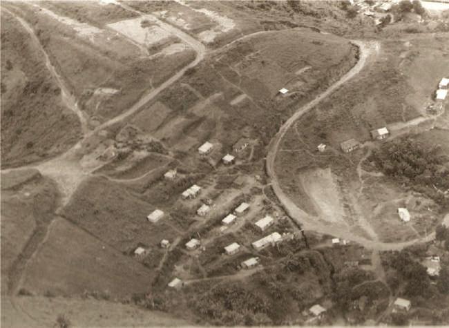 COQUEIROS O Coqueiros, loteamento do bairro, a princípio como um conjunto habitacional construído pela COHAB/VR (Companhia de Habitação de Volta Redonda) no início da década de 1980 com cerca de