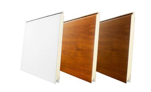 Painel Liso Liso Painel sandwich em secções de 500 ou 610mm de altura útil e espessura de 40mm, interior em poliuretano expandido de alta densidade e isento de CFC s; - Chapas