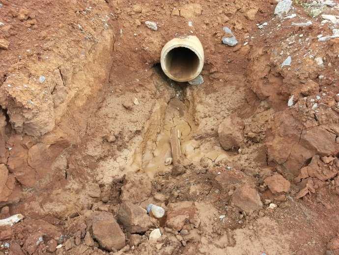 acesso em função do entupimento da manilha que liga o dreno à bacia de sedimentação, após essa bacia não há indício de carreamento de solo.