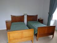 ... 75,00 º 38 Quarto 125: duas bases para cama de solteiro, dois com duas gavetas cada, uma secretária em madeira, uma cadeira em madeira, um móvel em madeira com quatro gavetas, um espelho, uma