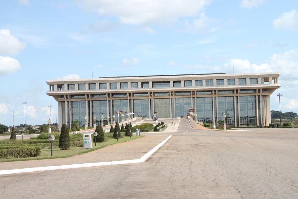 Vista frontal da Fondation Félix Houphouet-Boigny pour la Recherche