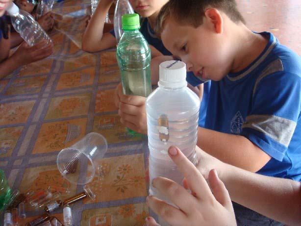 Encha a ampola de água mais ou menos até ao meio e encha também uma vasilha de água e coloque a ampola.