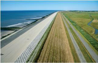 Na Figura 2.5 estão mostrados alguns exemplos de diques de solo, construídos na Holanda. Esses são apenas dois exemplos de diques construídos utilizando solo como material de construção.