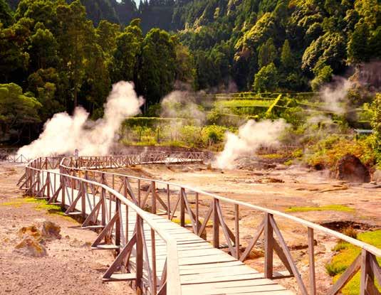 SÃO MIGUEL A maior ilha açoriana é também uma das que apresenta maior diversidade paisagística. Lagoas que repousam no fundo de crateras de vulcões.