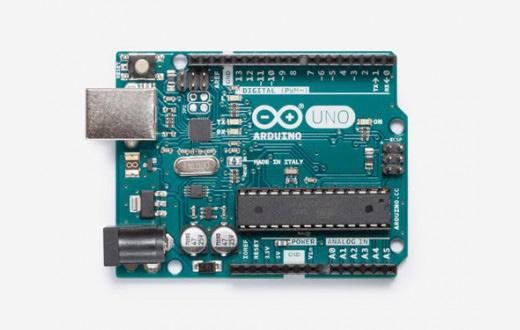 2.1.2 Plataforma Arduino O projeto Arduino, nasceu em 2005 na Itália e é constituído por uma plataforma de hardware e software livres (open-source).