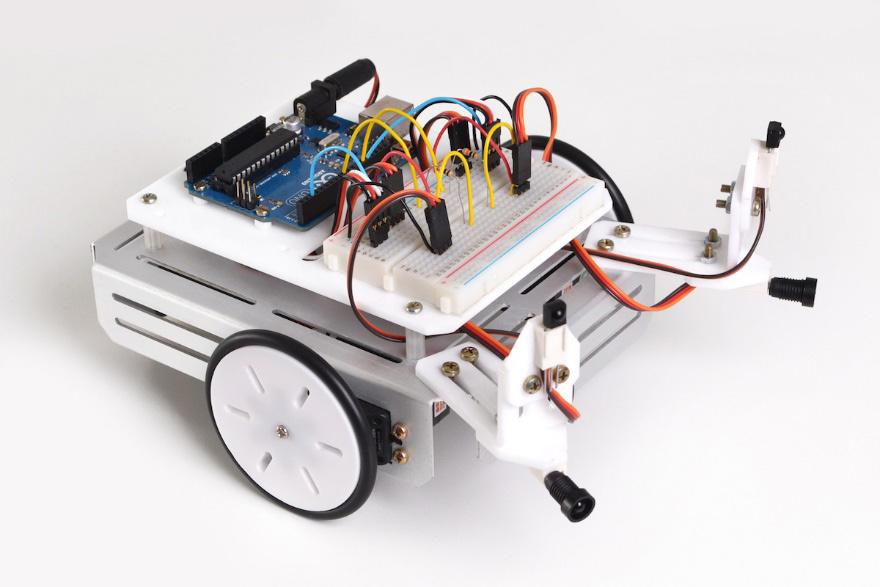 área (ROSA, 2017). Ele é composto por chassi metálico, placa controladora (Arduino Uno), protoboard, servomotores, componentes eletrônicos, sensores, cabos e peças diversas.