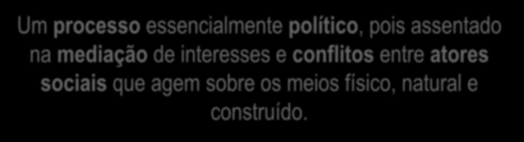 pois assentado na mediação de interesses e conflitos entre atores