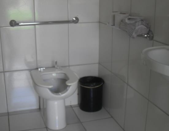 Figura 9b: Falta de acessórios nos sanitários (cabide, porta-objeto). Figura 7: Barras de apoio em boxe para bacia sanitária acessível.