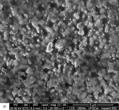 alta velocidade de solidificação. As Figuras 4a1 e 4a2 correspondem aos parâmetros P=200W/V=6,0m/min e as Figuras 4b1 e 4b2 à P=200W/V=2,4m/min.