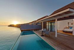 Thundi Water Villa with Pool Construido sobre as aguas, com piscina privativa de 18m², grande chuveiro, banheiro bem equipado, artigos de