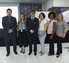 A presidente da ABRH-Tubarão, Joice Rodrigues Modolon, entregou a estatueta às representantes da empresa, Eliane Maria Fernandes de Souza e Gisele Adriano de Oliveira, durante
