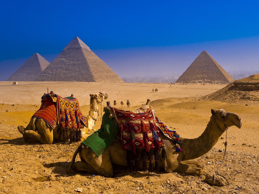 Cada pirâmide é composta por 2.300.000 blocos, cada um pesa em média duas toneladas e meia.