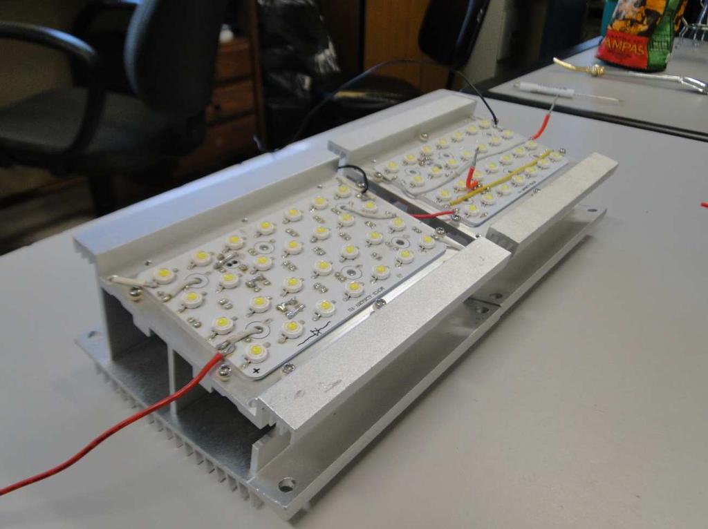 145 Figura 72 Módulos de LEDs utilizados como carga para o driver proposto. protótipo. Na Tabela 22 são mostrados os parâmetros de projeto utilizados para o cálculo do Tabela 22 Parâmetros de projeto.