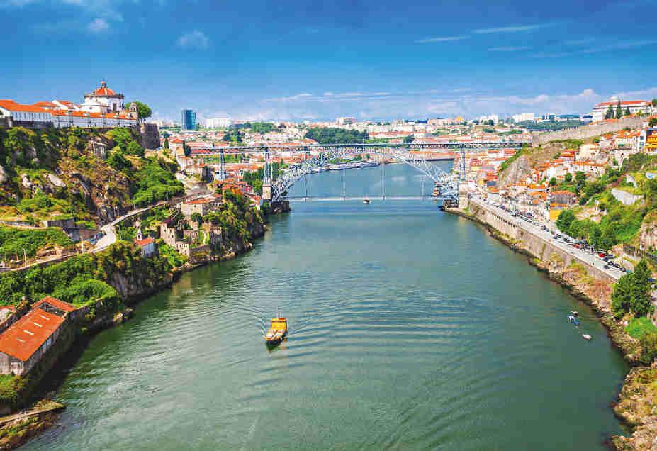 Localizado no norte de Portugal, na margem direita do Rio Douro.