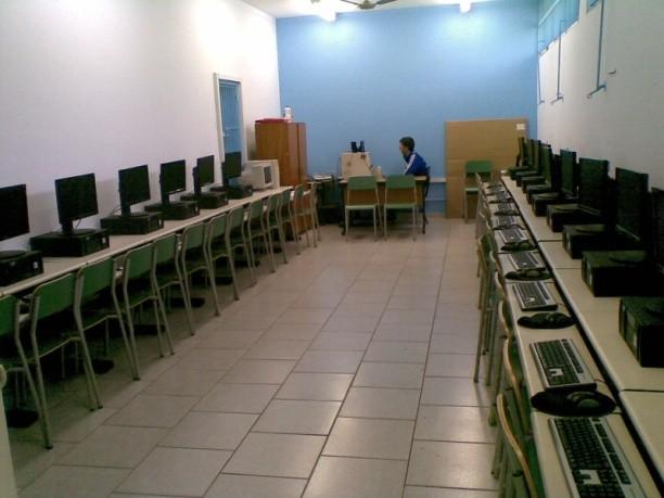 Há um laboratório de informática, onde os alunos, uma vez por semana, realizam atividades utilizando computadores e são