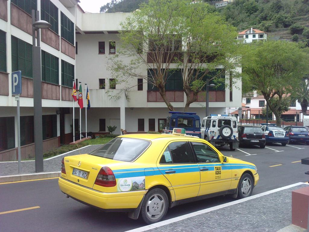 Os circuitos turísticos em táxi são atividades frequentes e oferecidos quer pela AITRAM (Associação dos Industriais de Táxi da Região Autónoma da Madeira), quer pela Cooperativa Rádio Táxis da