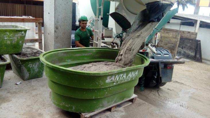 24 Argamassas estabilizadas A argamassa estabilizada é uma argamassa úmida que vem pronta para o uso, normalmente, composta por aglomerantes (cimento e/ou cal), areia, água e aditivos que a mantém