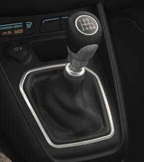 (Opção) Transmissão de 6 velocidades Todas as versões do Novo Ford Tourneo Courier vêm agora equipadas com uma transmissão manual de 6 velocidades de passagem fácil para uma condução mais
